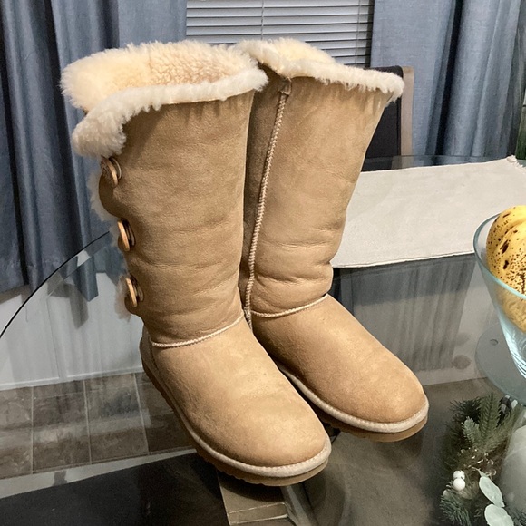 Size 8 Bailey button UGG boots - Picture 1 of 5